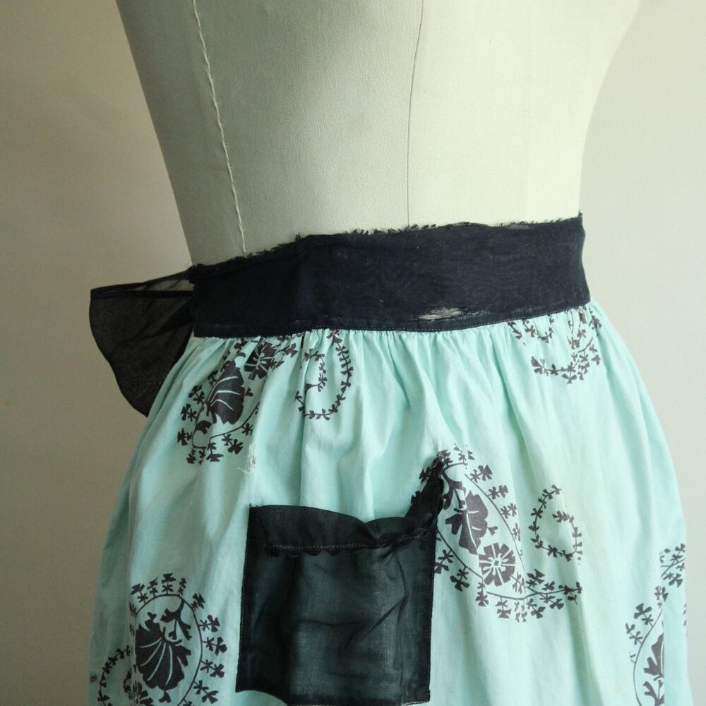Vintage 1960s Apron, Mint Green and Black Cotton Half Apron with Ricrac Trim - Picture 4 of 10